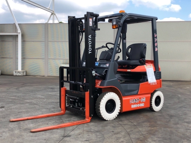 Import and buy TOYOTA FORKLIFT 2016 from Japan to Nairobi, Kenya
